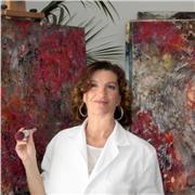 Soy una pintora que abarca muchas técnicas pictóricas que van desde el hiperrealismo al arte figurativo. Me encanta pintar murales y me gustaría dar clases a adultos que quieran iniciarse o desarrollar su talento artístico con mi ayuda